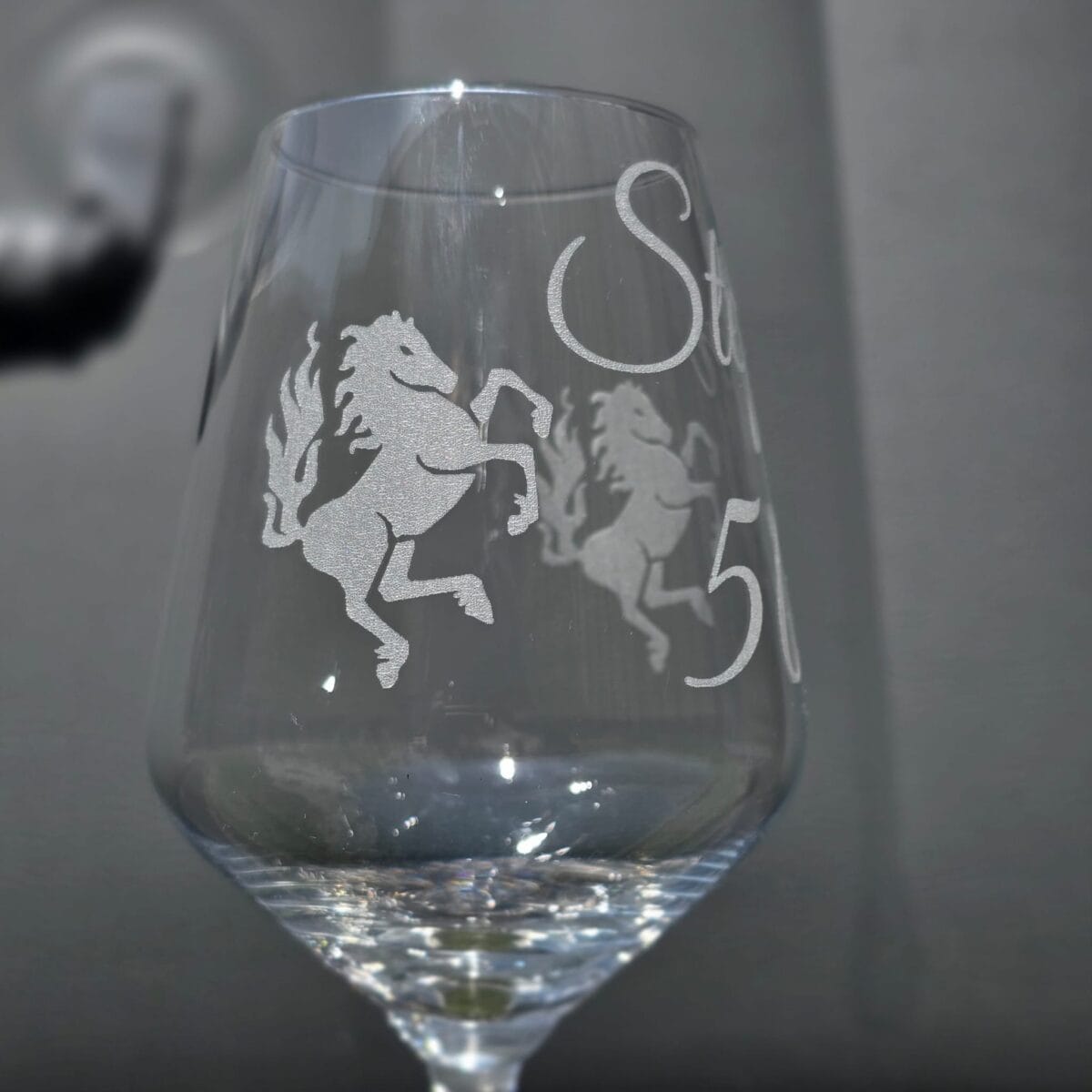 Gegraveerde wijnglazen